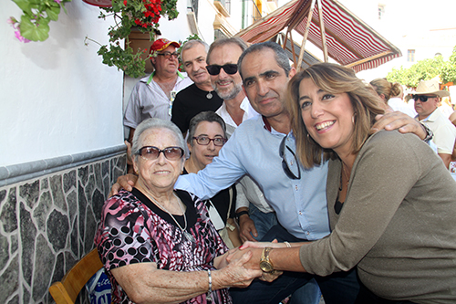 Susana Daz visita lora en el Da de las Sopas Perotas